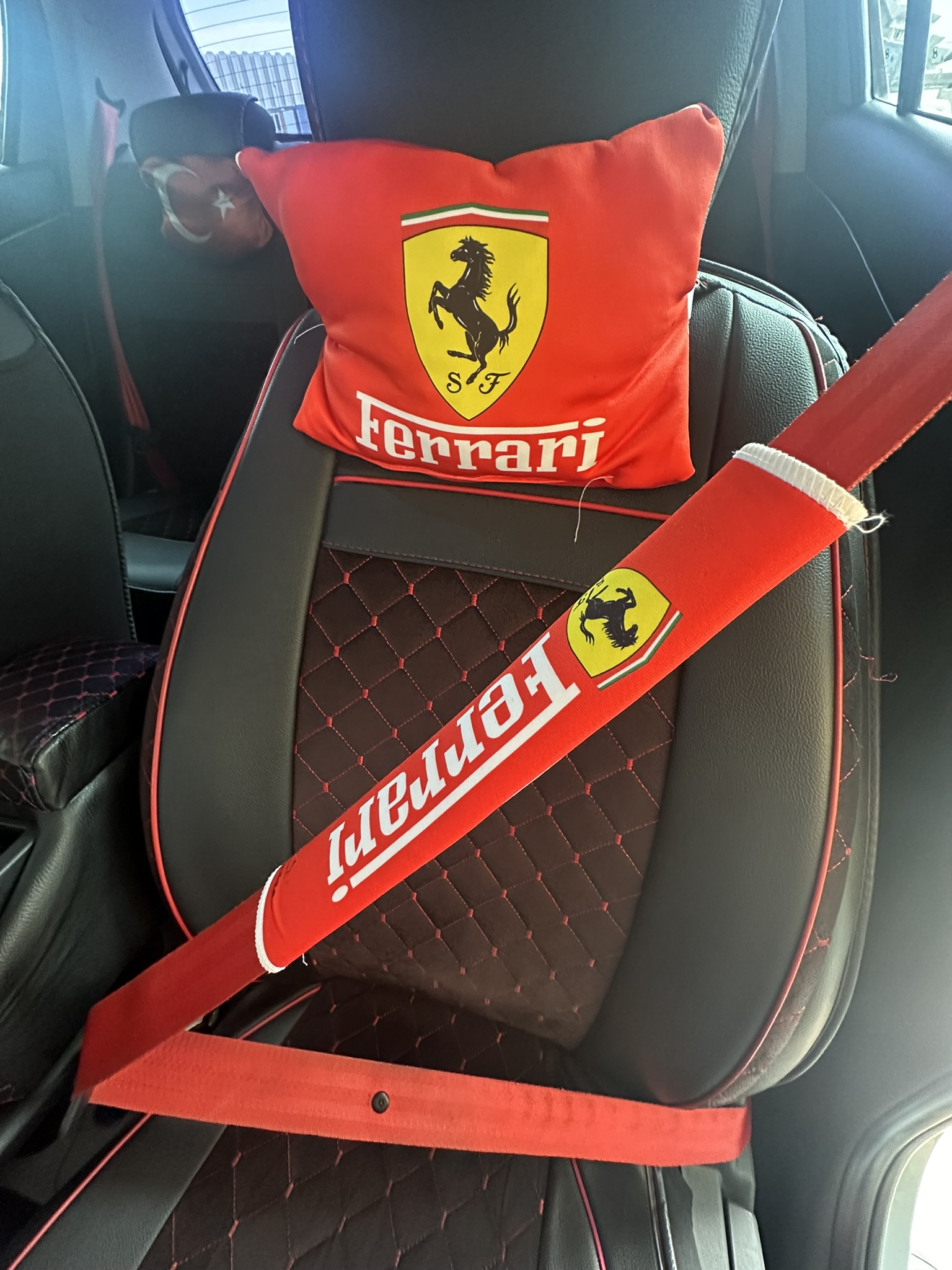 Ferrari%20Boyun%20Yastığı%20Emniyet%20Kemer%20Pedi%20Kırmızı