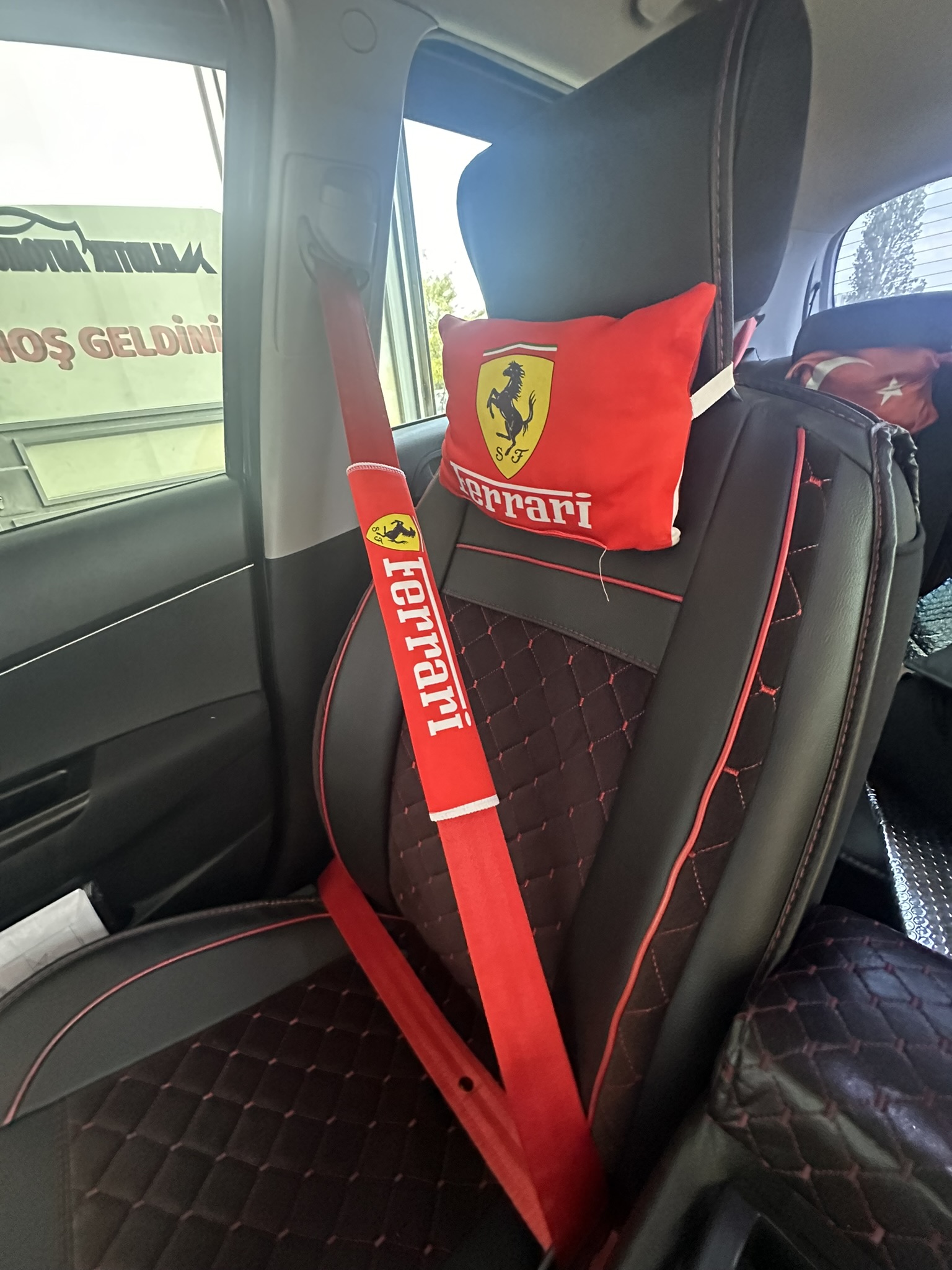 Ferrari%20Boyun%20Yastığı%20Emniyet%20Kemer%20Pedi%20Kırmızı