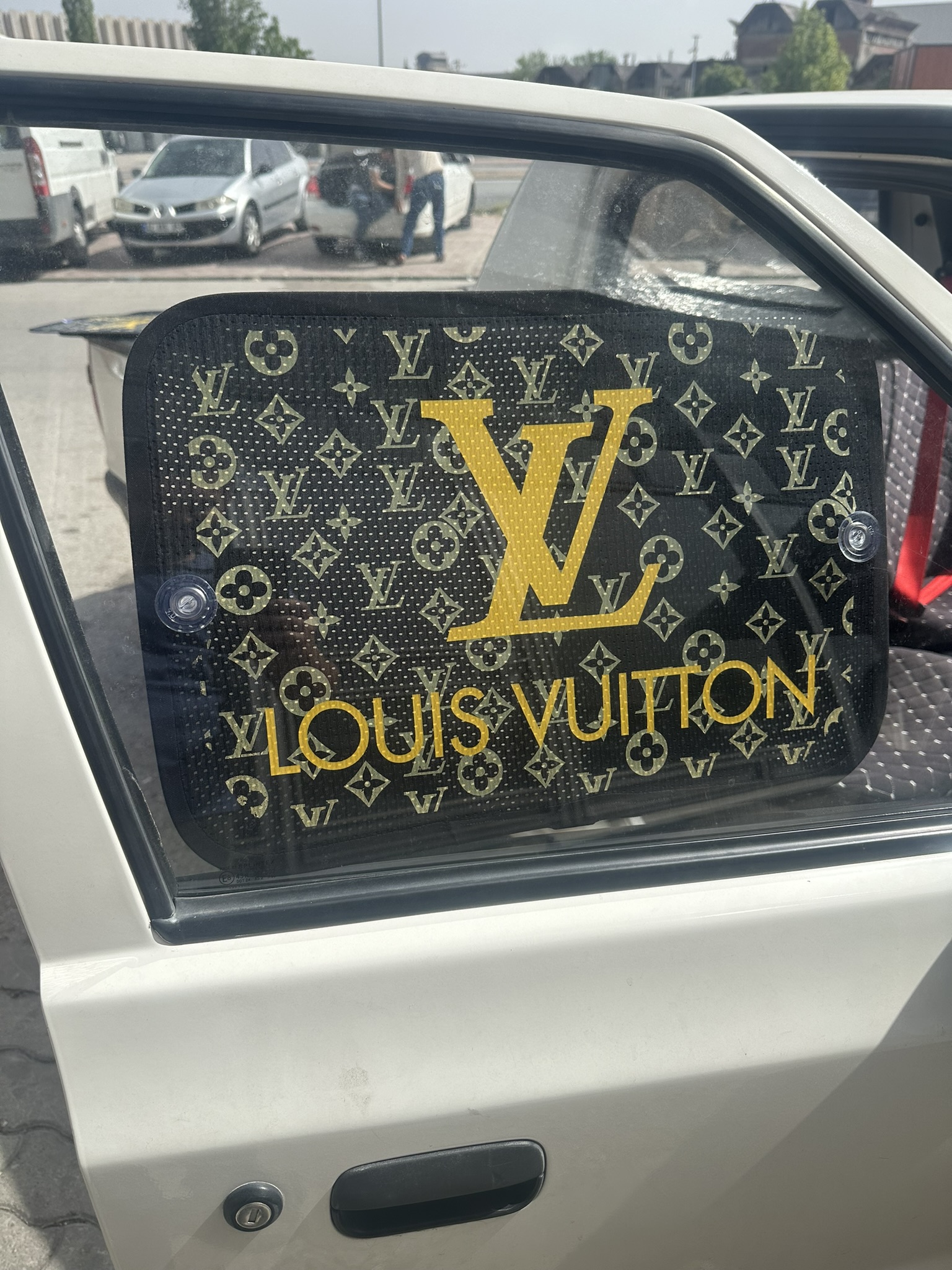 Baskılı%20Yan%20Cam%20Perde%20Aksesuar%20’LOUIS%20VUITTON’%20(Tüm%20Otolara%20Uygundur.)